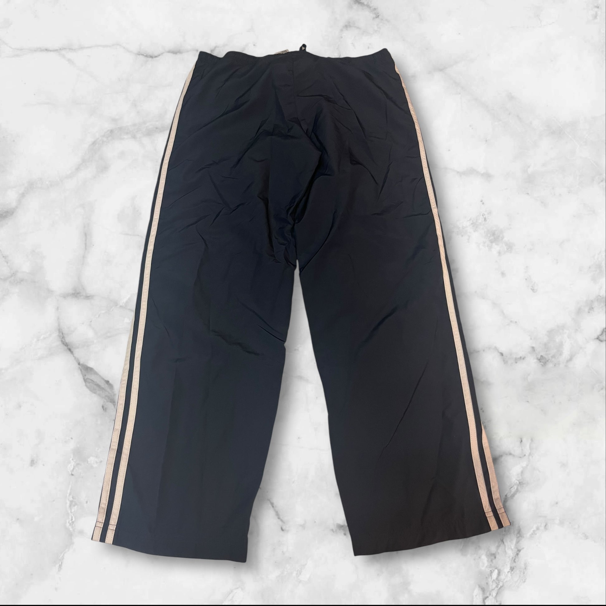 Entdecke unsere Vintage Track Pants von Nike und anderen Marken, erhältlich bei Valuxery.de - Dein Shop für trendige Vintage - Kleidung. Unsere Track Pants sind aus hochwertigen Materialien und