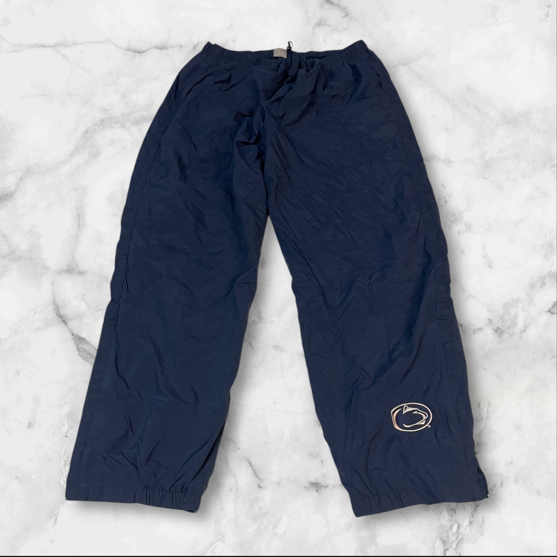 Entdecke unsere Vintage Track Pants von Nike und anderen Marken, erhältlich bei Valuxery.de - Dein Shop für trendige Vintage - Kleidung. Unsere Track Pants sind aus hochwertigen Materialien und