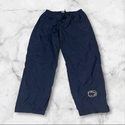 Entdecke unsere Vintage Track Pants von Nike und anderen Marken, erhältlich bei Valuxery.de - Dein Shop für trendige Vintage - Kleidung. Unsere Track Pants sind aus hochwertigen Materialien und