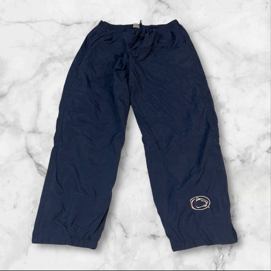Entdecke unsere Vintage Track Pants von Nike und anderen Marken, erhältlich bei Valuxery.de - Dein Shop für trendige Vintage - Kleidung. Unsere Track Pants sind aus hochwertigen Materialien und