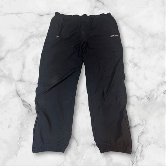 Entdecke unsere Vintage Track Pants von Nike und anderen Marken, erhältlich bei Valuxery.de - Dein Shop für trendige Vintage - Kleidung. Unsere Track Pants sind aus hochwertigen Materialien und