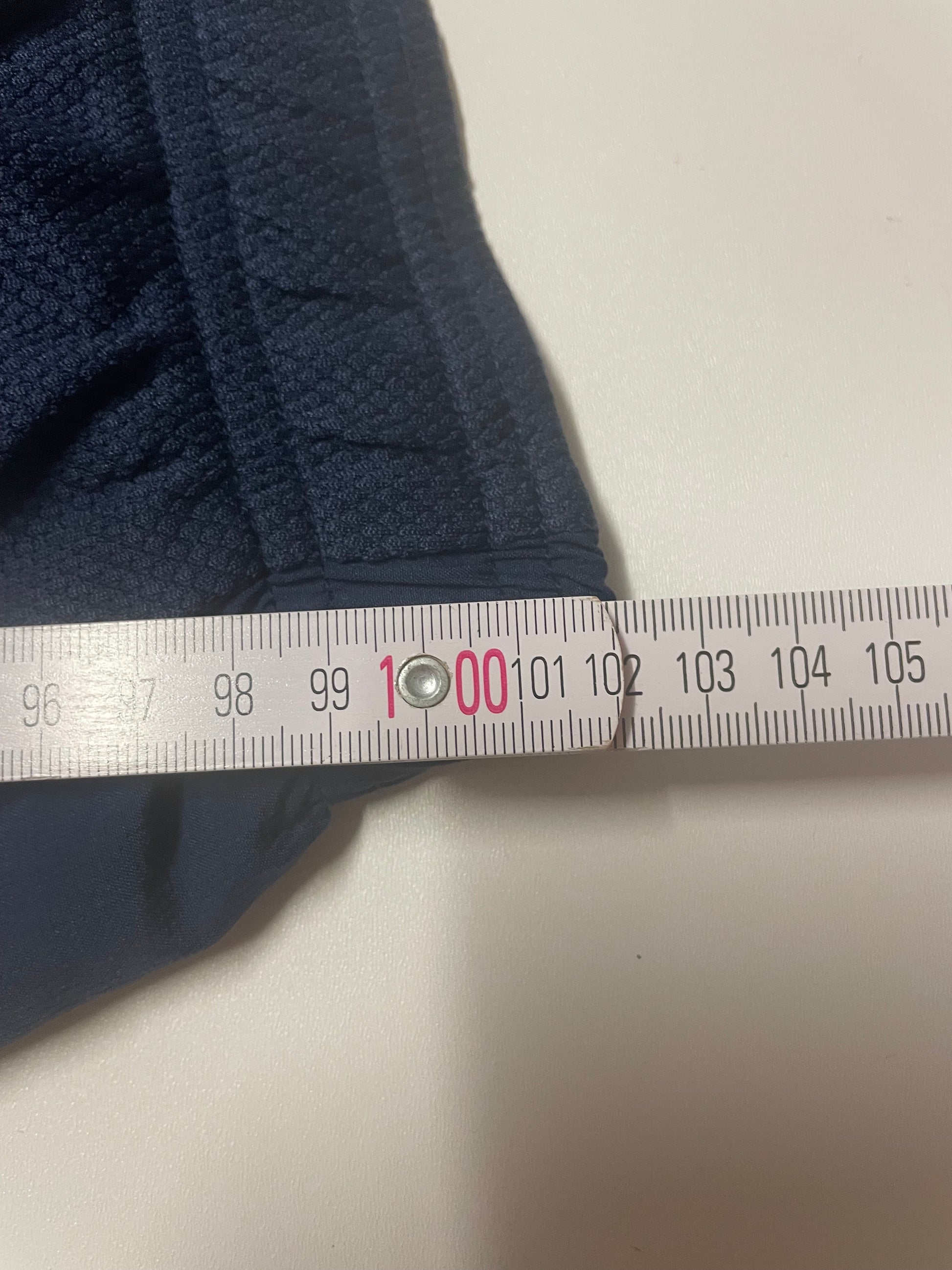 Entdecke unsere Vintage Track Pants von Nike und anderen Marken, erhältlich bei Valuxery.de - Dein Shop für trendige Vintage - Kleidung. Unsere Track Pants sind aus hochwertigen Materialien und