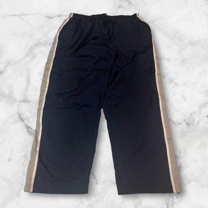 Entdecke unsere Vintage Track Pants von Nike und anderen Marken, erhältlich bei Valuxery.de - Dein Shop für trendige Vintage - Kleidung. Unsere Track Pants sind aus hochwertigen Materialien und