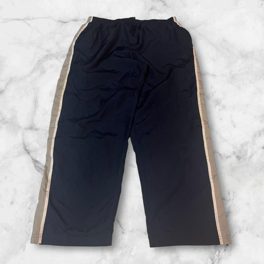 Entdecke unsere Vintage Track Pants von Nike und anderen Marken, erhältlich bei Valuxery.de - Dein Shop für trendige Vintage - Kleidung. Unsere Track Pants sind aus hochwertigen Materialien und