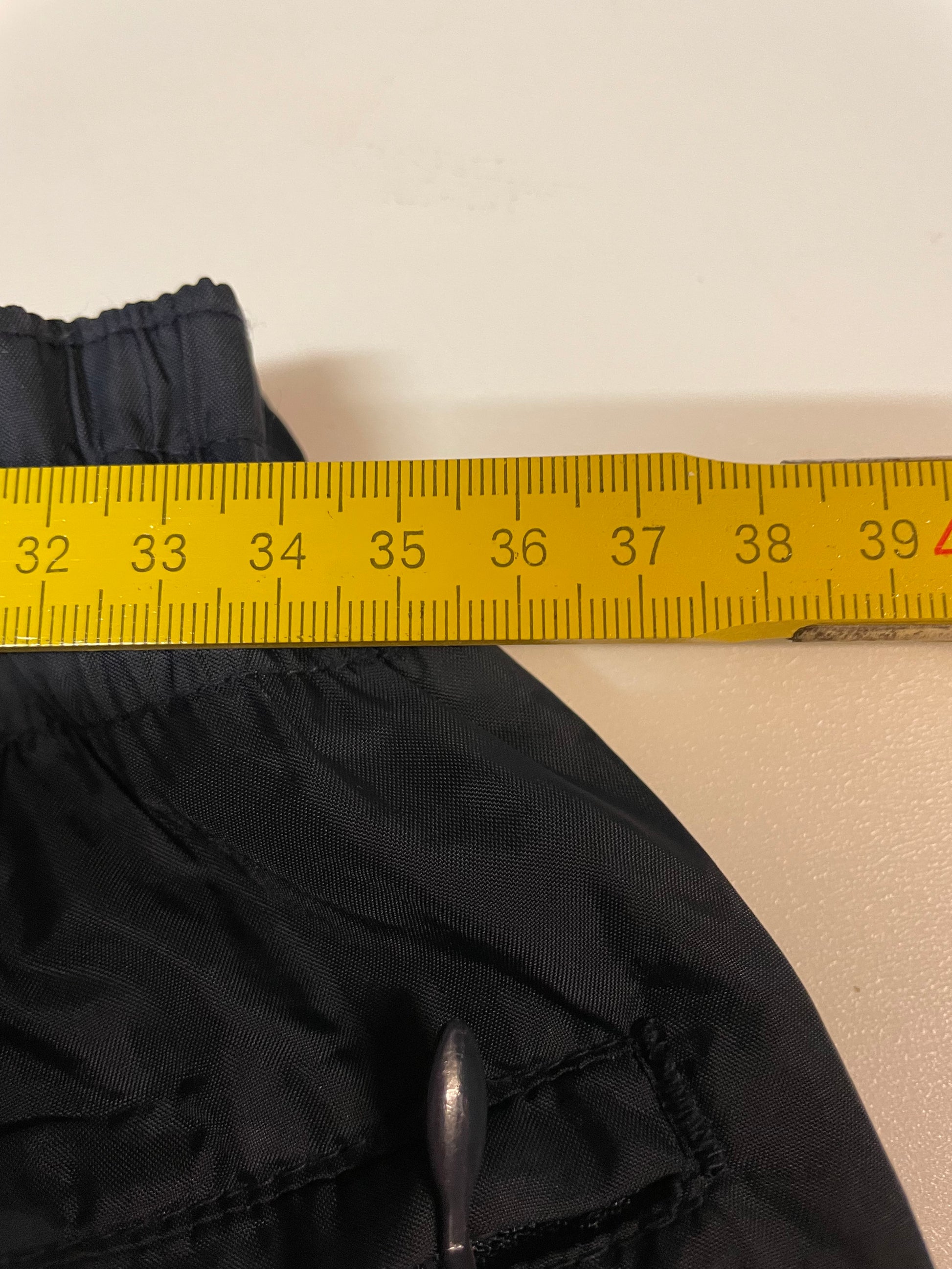 Entdecke unsere Vintage Track Pants von Nike und anderen Marken, erhältlich bei Valuxery.de - Dein Shop für trendige Vintage - Kleidung. Unsere Track Pants sind aus hochwertigen Materialien und