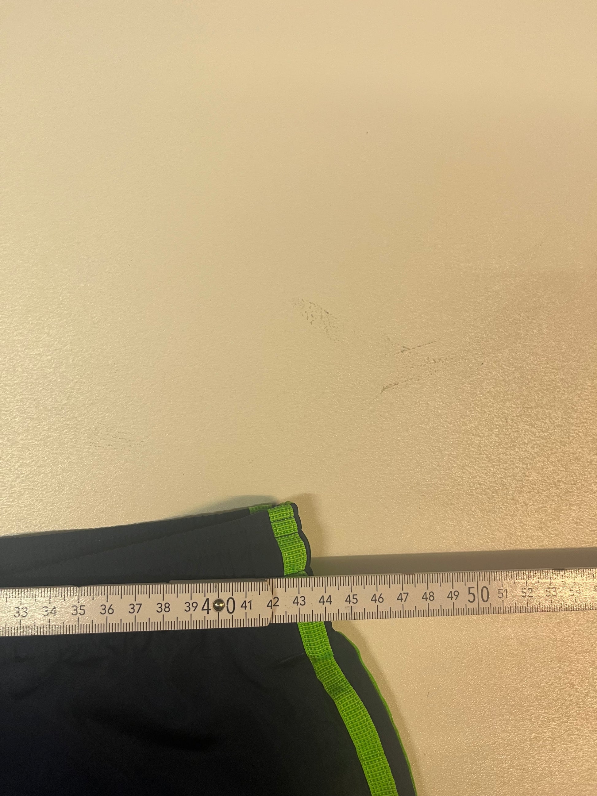 Entdecke unsere Vintage Track Pants von Nike und anderen Marken, erhältlich bei Valuxery.de - Dein Shop für trendige Vintage - Kleidung. Unsere Track Pants sind aus hochwertigen Materialien und