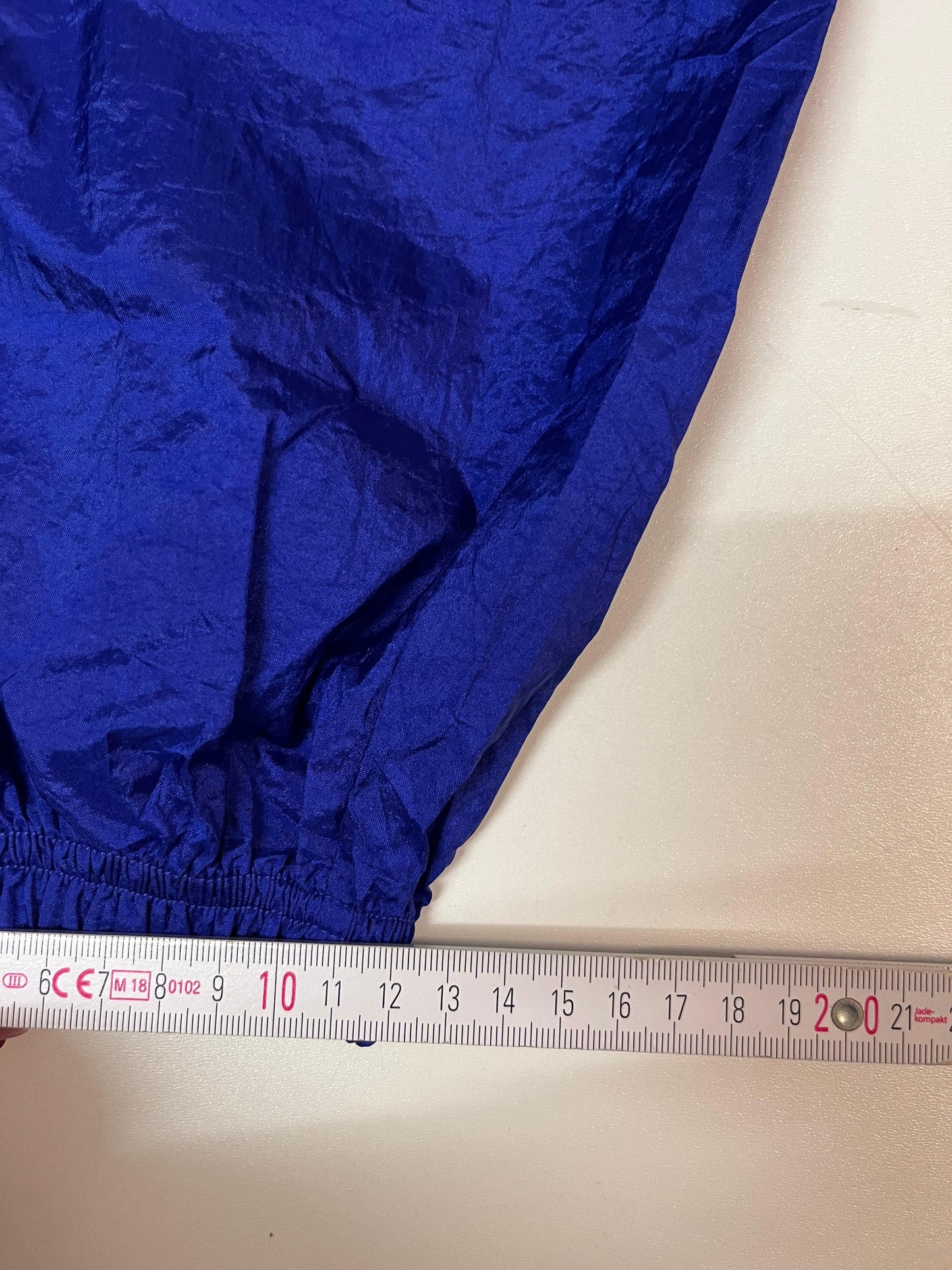Entdecke unsere Vintage Track Pants von Nike und anderen Marken, erhältlich bei Valuxery.de - Dein Shop für trendige Vintage - Kleidung. Unsere Track Pants sind aus hochwertigen Materialien und