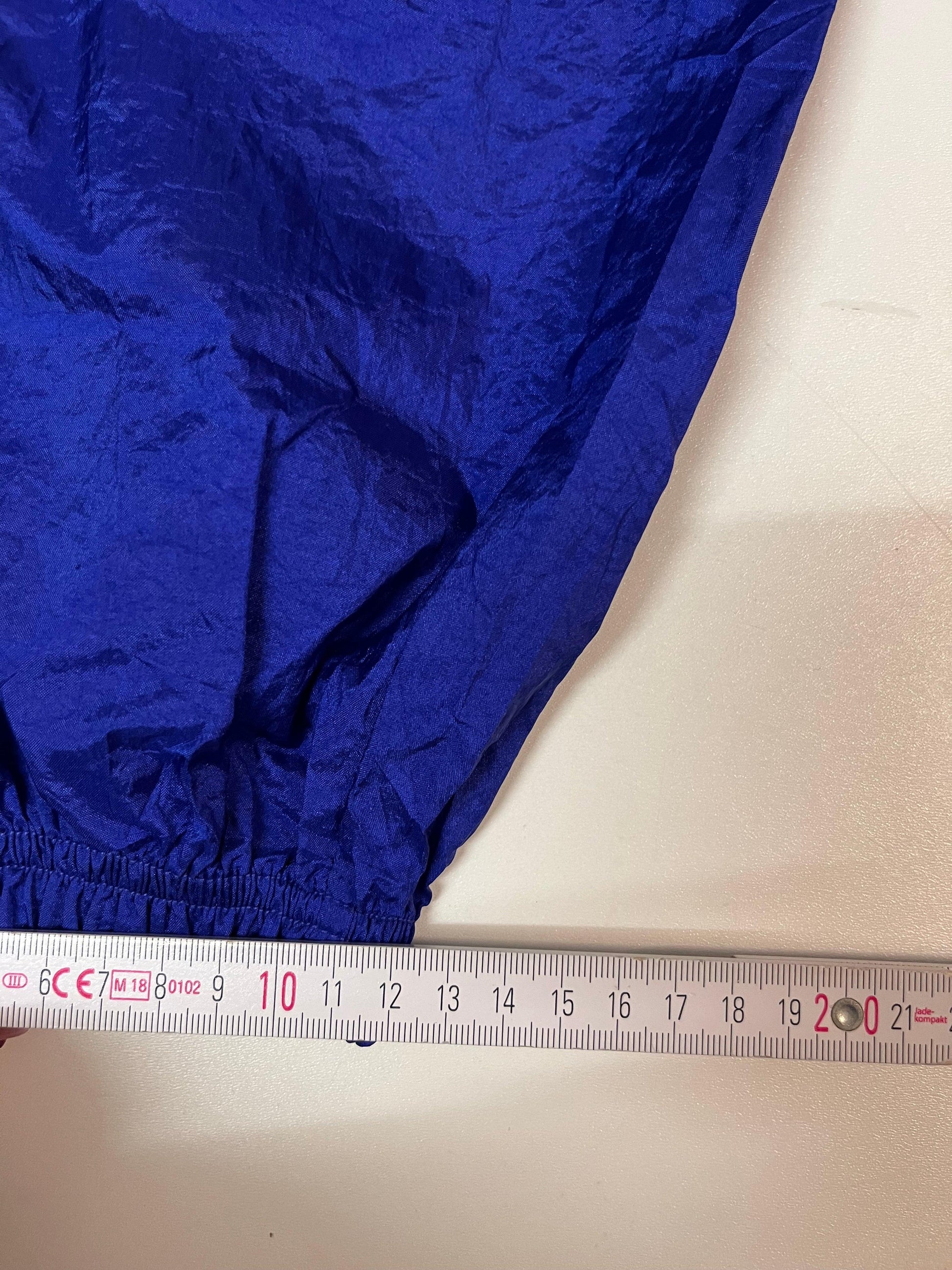 Entdecke unsere Vintage Track Pants von Nike und anderen Marken, erhältlich bei Valuxery.de - Dein Shop für trendige Vintage - Kleidung. Unsere Track Pants sind aus hochwertigen Materialien und