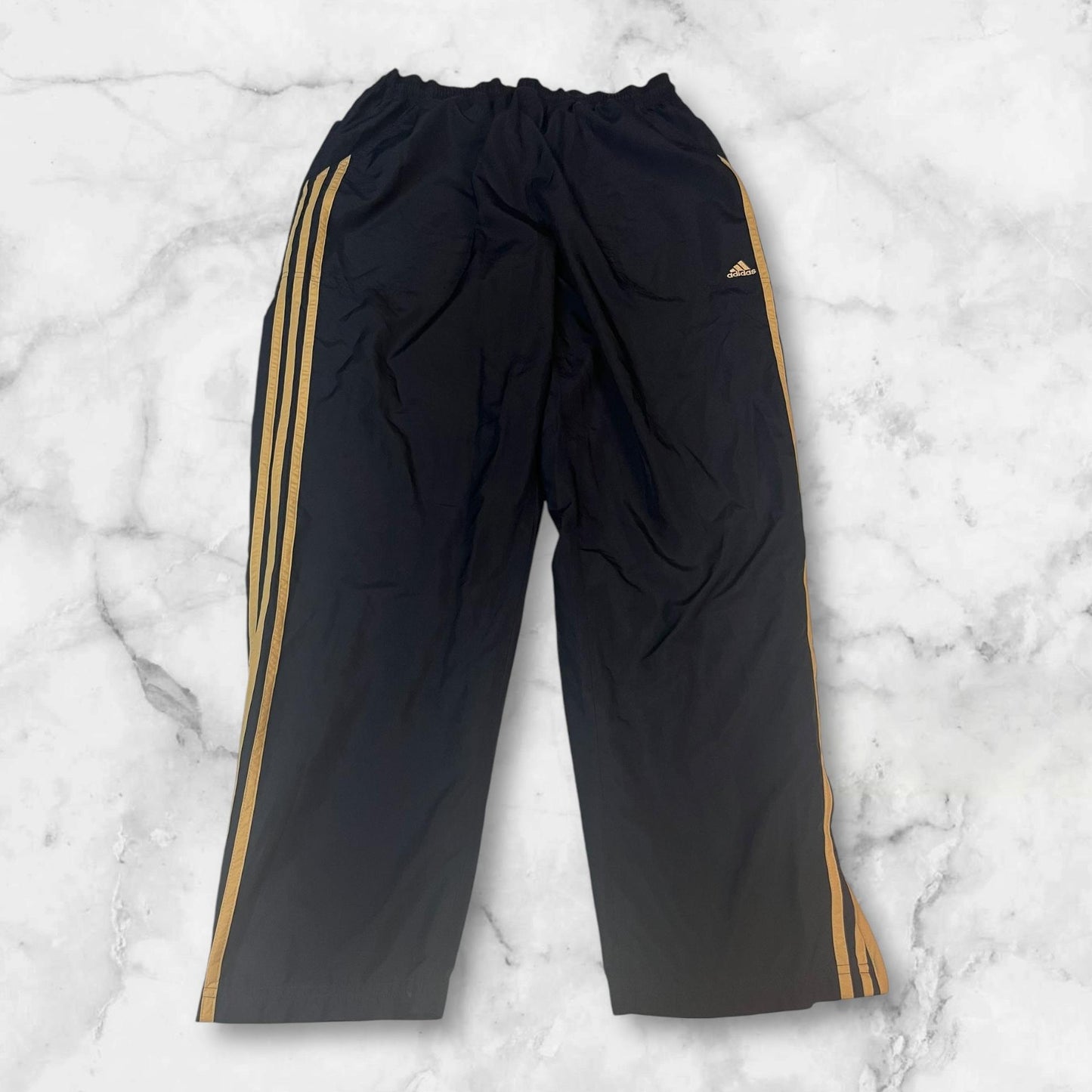 Entdecke unsere Vintage Track Pants von Nike und anderen Marken, erhältlich bei Valuxery.de - Dein Shop für trendige Vintage - Kleidung. Unsere Track Pants sind aus hochwertigen Materialien und