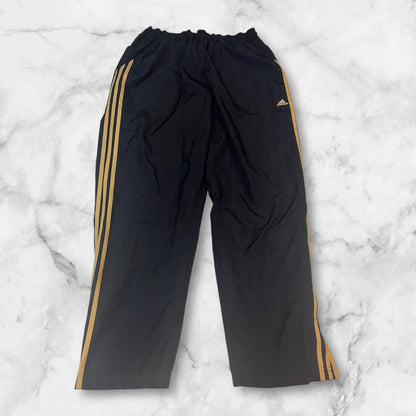 Entdecke unsere Vintage Track Pants von Nike und anderen Marken, erhältlich bei Valuxery.de - Dein Shop für trendige Vintage - Kleidung. Unsere Track Pants sind aus hochwertigen Materialien und