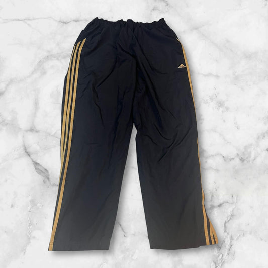 Entdecke unsere Vintage Track Pants von Nike und anderen Marken, erhältlich bei Valuxery.de - Dein Shop für trendige Vintage - Kleidung. Unsere Track Pants sind aus hochwertigen Materialien und