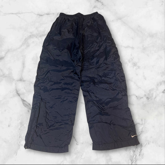 Entdecke unsere Vintage Track Pants von Nike und anderen Marken, erhältlich bei Valuxery.de - Dein Shop für trendige Vintage - Kleidung. Unsere Track Pants sind aus hochwertigen Materialien und