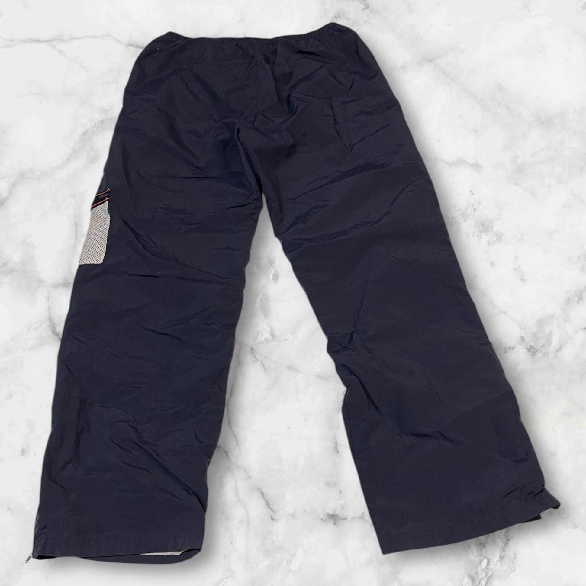 Entdecke unsere Vintage Track Pants von Nike und anderen Marken, erhältlich bei Valuxery.de - Dein Shop für trendige Vintage - Kleidung. Unsere Track Pants sind aus hochwertigen Materialien und