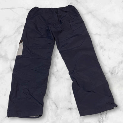 Entdecke unsere Vintage Track Pants von Nike und anderen Marken, erhältlich bei Valuxery.de - Dein Shop für trendige Vintage - Kleidung. Unsere Track Pants sind aus hochwertigen Materialien und
