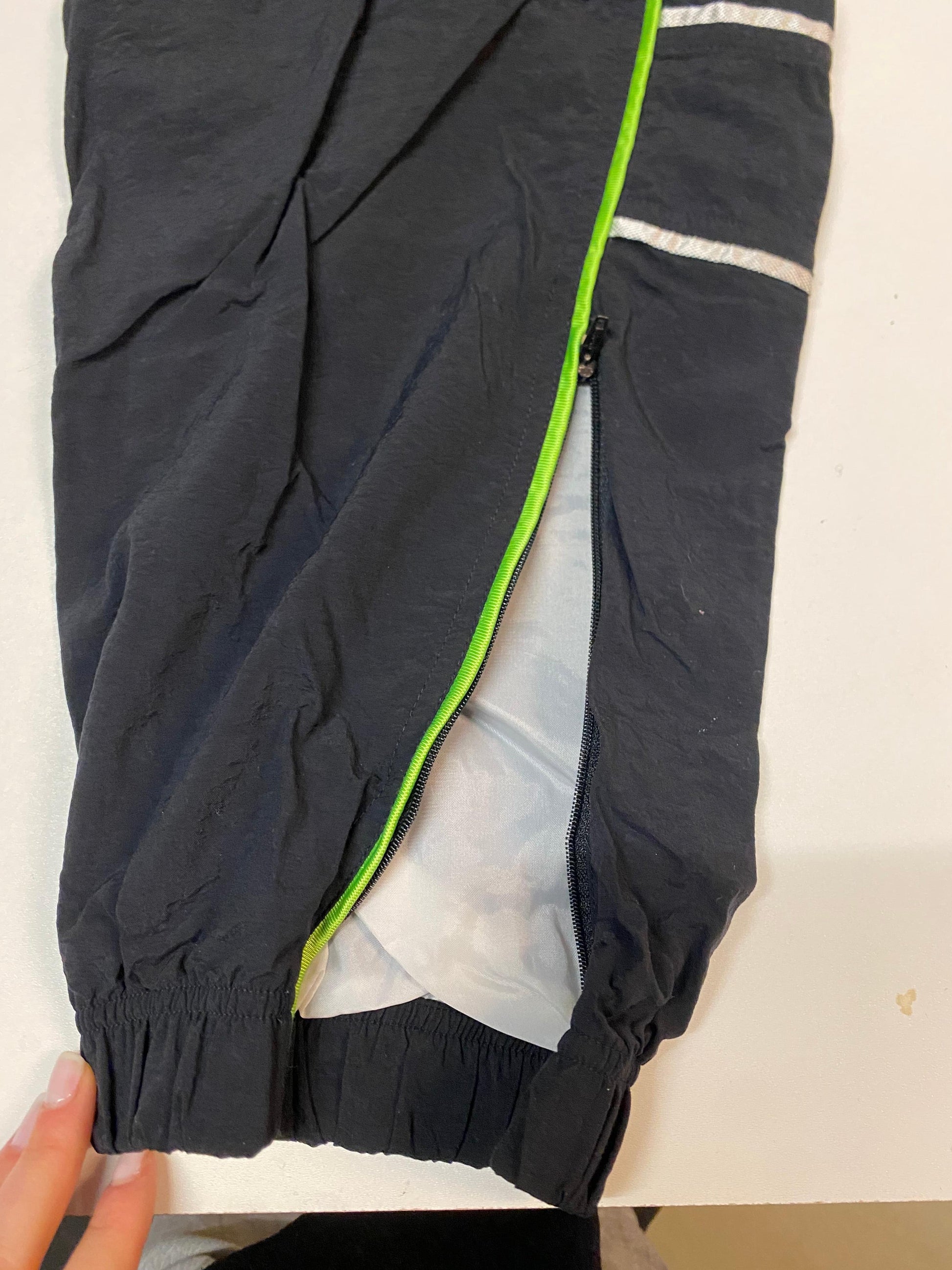 Entdecke unsere Vintage Track Pants von Nike und anderen Marken, erhältlich bei Valuxery.de - Dein Shop für trendige Vintage - Kleidung. Unsere Track Pants sind aus hochwertigen Materialien und