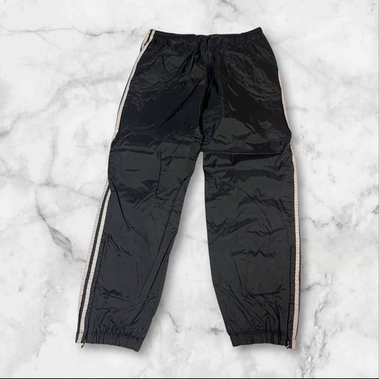 Entdecke unsere Vintage Track Pants von Nike und anderen Marken, erhältlich bei Valuxery.de - Dein Shop für trendige Vintage - Kleidung. Unsere Track Pants sind aus hochwertigen Materialien und