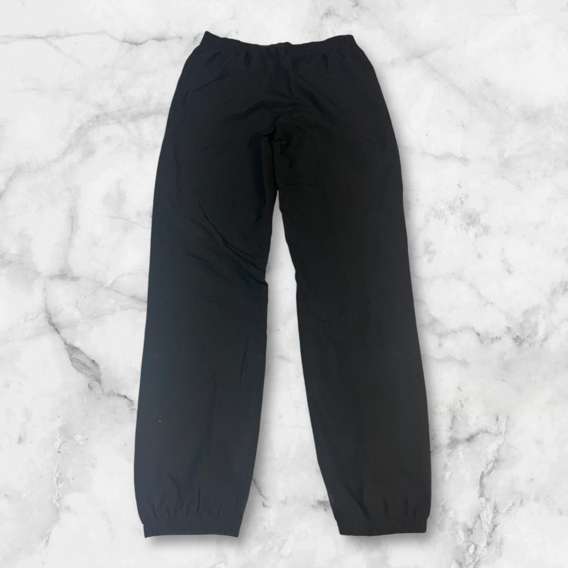 Entdecke unsere Vintage Track Pants von Nike und anderen Marken, erhältlich bei Valuxery.de - Dein Shop für trendige Vintage - Kleidung. Unsere Track Pants sind aus hochwertigen Materialien und