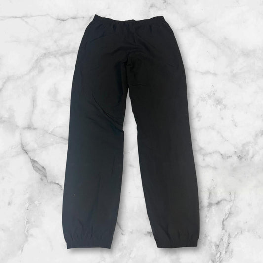 Entdecke unsere Vintage Track Pants von Nike und anderen Marken, erhältlich bei Valuxery.de - Dein Shop für trendige Vintage - Kleidung. Unsere Track Pants sind aus hochwertigen Materialien und