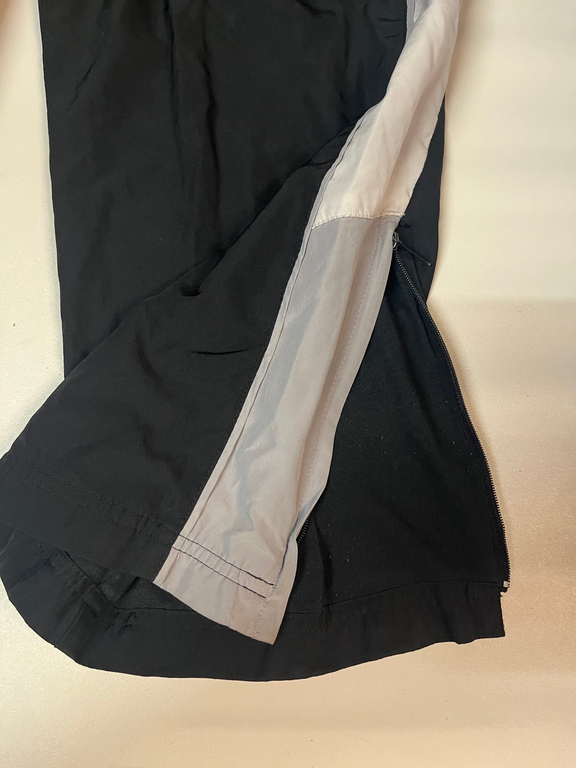 Entdecke unsere Vintage Track Pants von Nike und anderen Marken, erhältlich bei Valuxery.de - Dein Shop für trendige Vintage - Kleidung. Unsere Track Pants sind aus hochwertigen Materialien und