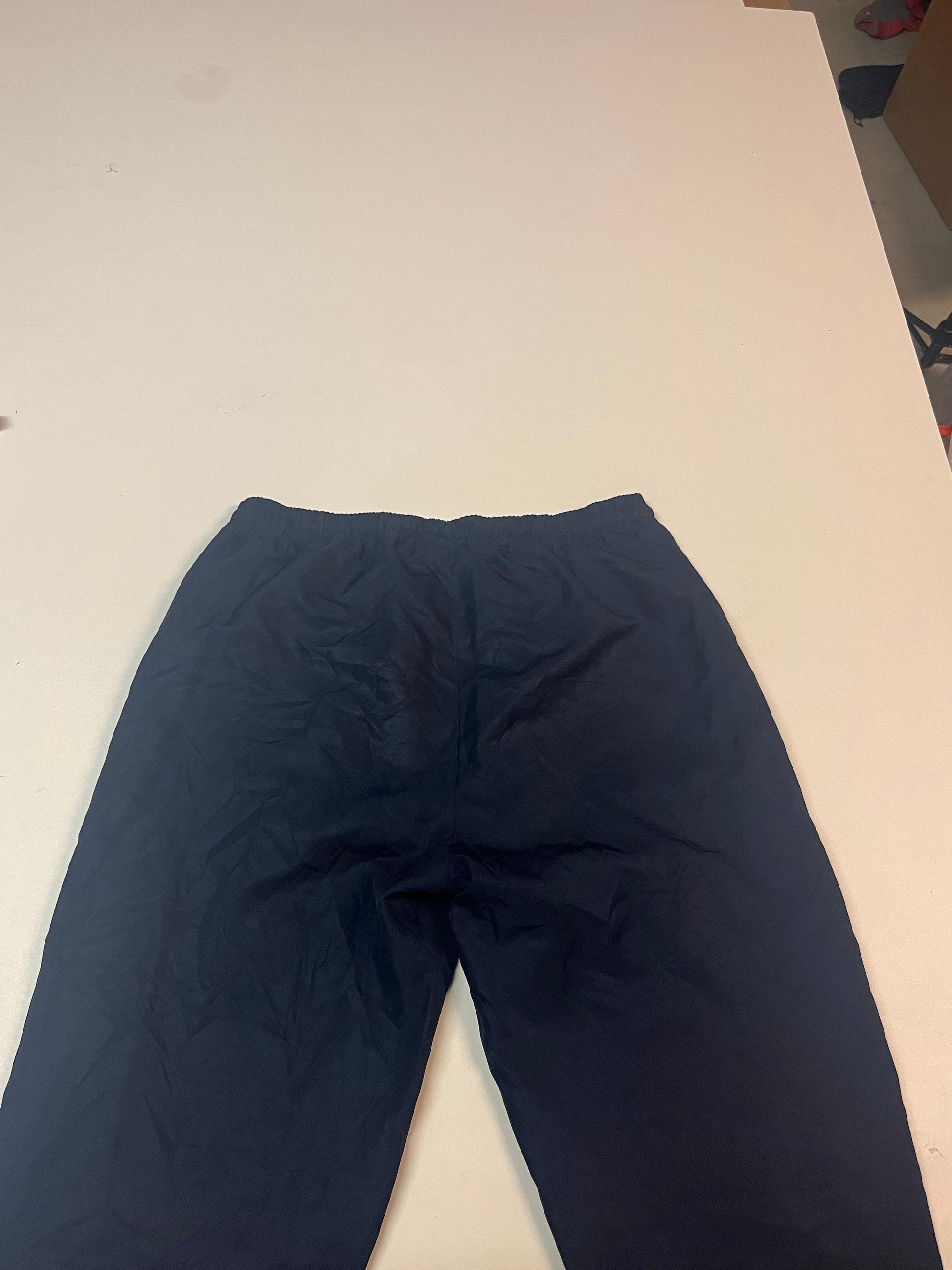 Entdecke unsere Vintage Track Pants von Nike und anderen Marken, erhältlich bei Valuxery.de - Dein Shop für trendige Vintage - Kleidung. Unsere Track Pants sind aus hochwertigen Materialien und