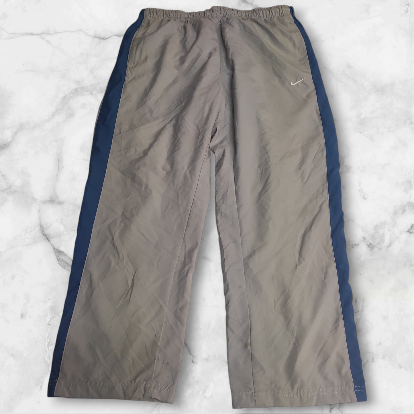 Entdecke unsere Vintage Track Pants von Nike und anderen Marken, erhältlich bei Valuxery.de - Dein Shop für trendige Vintage - Kleidung. Unsere Track Pants sind aus hochwertigen Materialien und