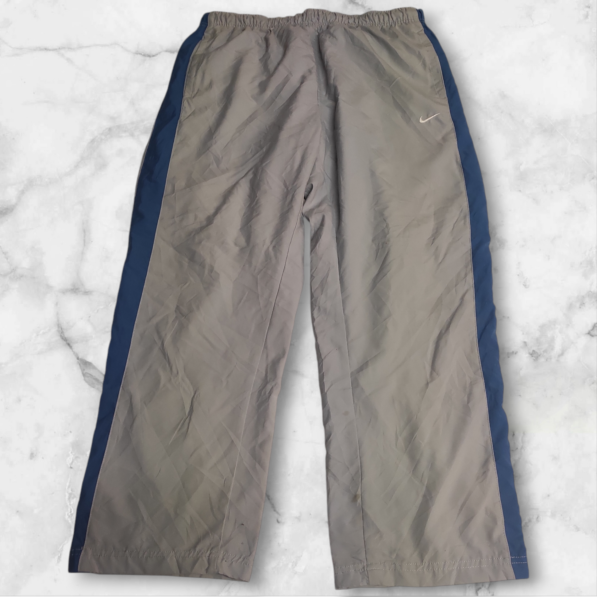 Entdecke unsere Vintage Track Pants von Nike und anderen Marken, erhältlich bei Valuxery.de - Dein Shop für trendige Vintage - Kleidung. Unsere Track Pants sind aus hochwertigen Materialien und