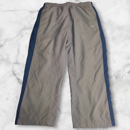 Entdecke unsere Vintage Track Pants von Nike und anderen Marken, erhältlich bei Valuxery.de - Dein Shop für trendige Vintage - Kleidung. Unsere Track Pants sind aus hochwertigen Materialien und