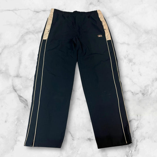 Entdecke unsere Vintage Track Pants von Nike und anderen Marken, erhältlich bei Valuxery.de - Dein Shop für trendige Vintage - Kleidung. Unsere Track Pants sind aus hochwertigen Materialien und