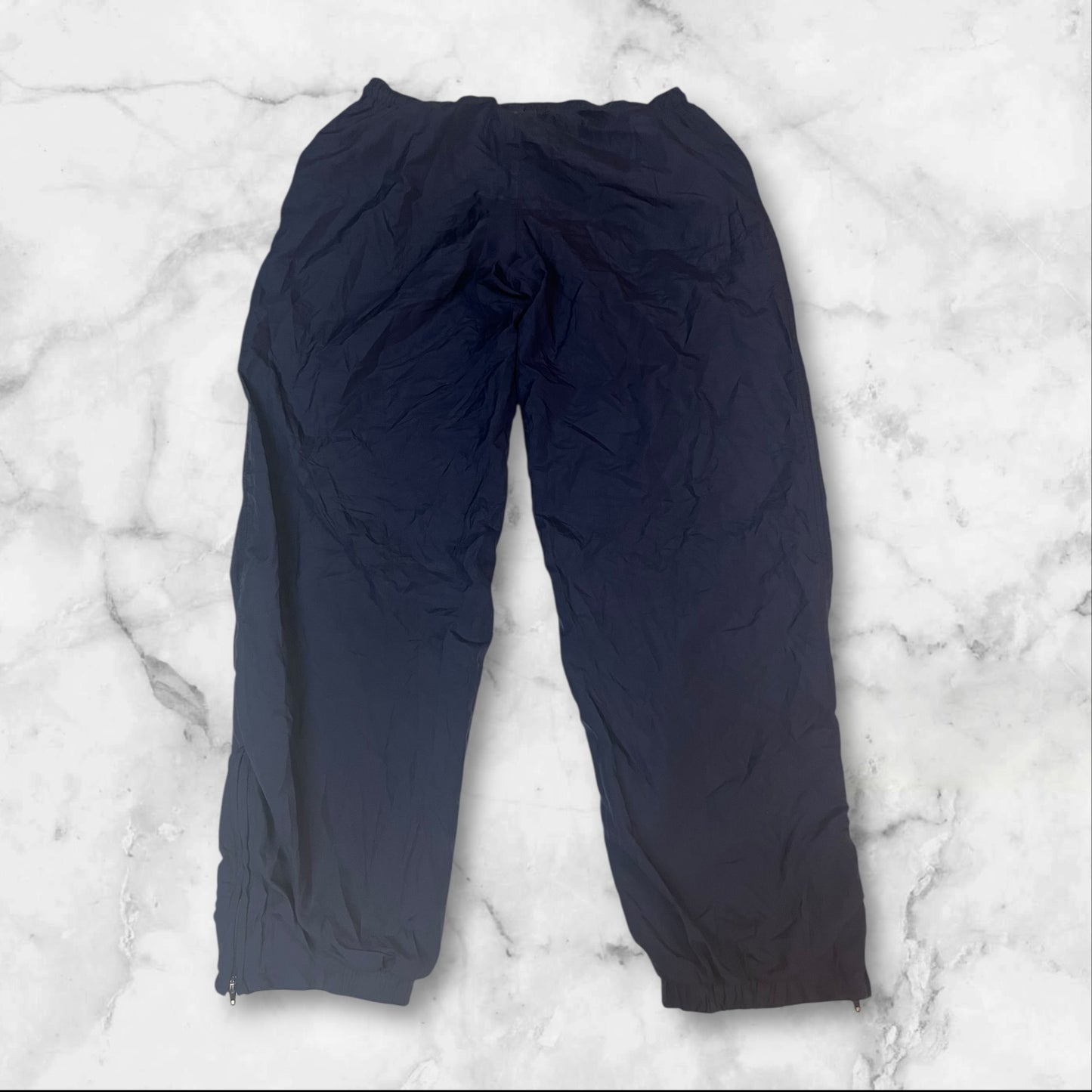 Entdecke unsere Vintage Track Pants von Nike und anderen Marken, erhältlich bei Valuxery.de - Dein Shop für trendige Vintage - Kleidung. Unsere Track Pants sind aus hochwertigen Materialien und