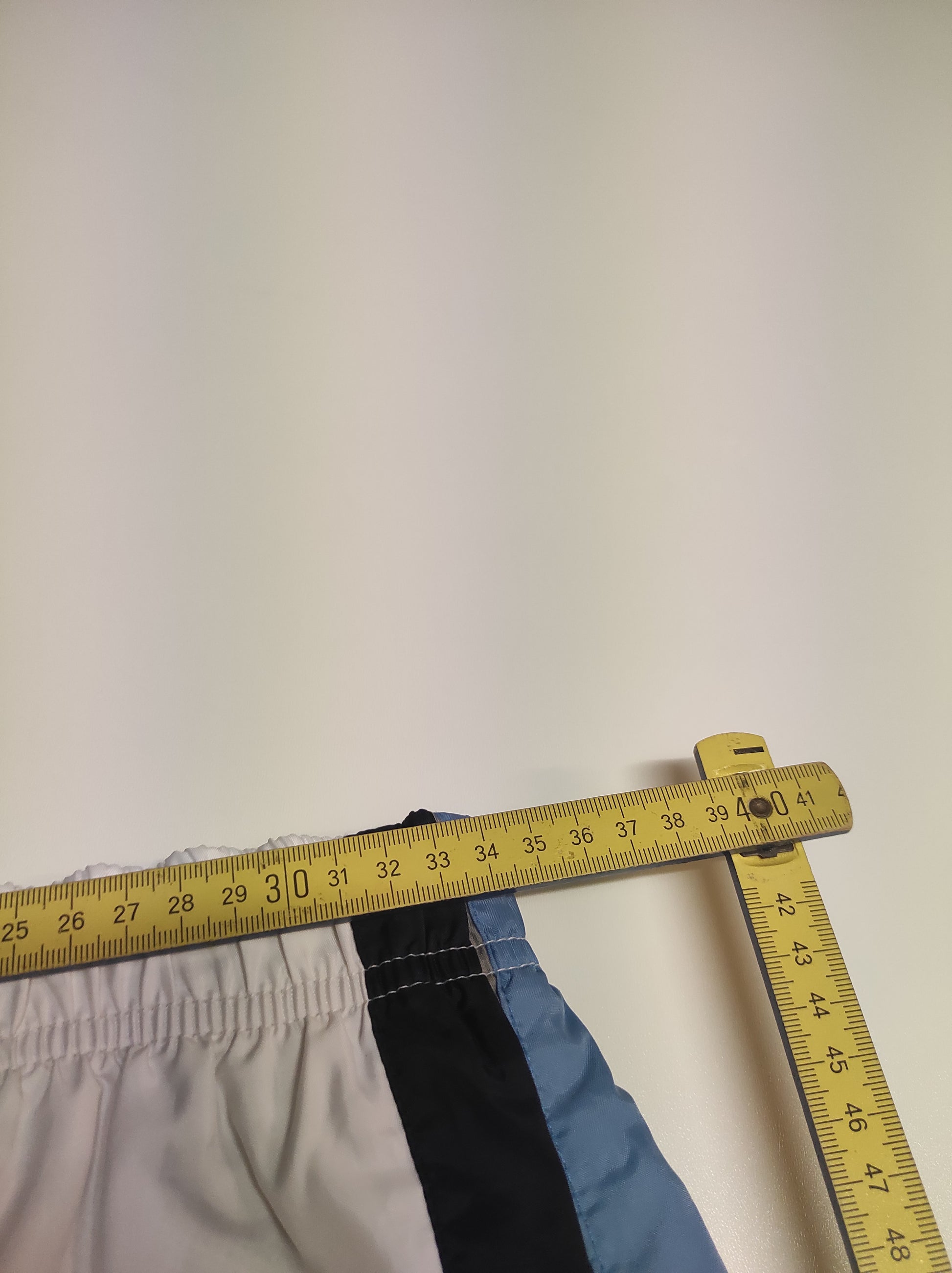 Entdecke unsere Vintage Track Pants von Nike und anderen Marken, erhältlich bei Valuxery.de - Dein Shop für trendige Vintage - Kleidung. Unsere Track Pants sind aus hochwertigen Materialien und