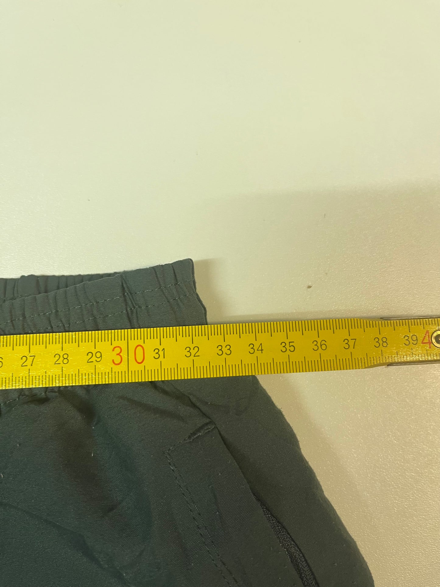 Entdecke unsere Vintage Track Pants von Nike und anderen Marken, erhältlich bei Valuxery.de - Dein Shop für trendige Vintage - Kleidung. Unsere Track Pants sind aus hochwertigen Materialien und