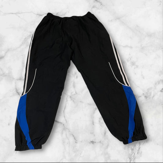 Entdecke unsere Vintage Track Pants von Nike und anderen Marken, erhältlich bei Valuxery.de - Dein Shop für trendige Vintage - Kleidung. Unsere Track Pants sind aus hochwertigen Materialien und