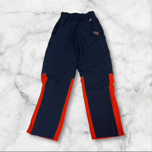 Entdecke unsere Vintage Track Pants von Nike und anderen Marken, erhältlich bei Valuxery.de - Dein Shop für trendige Vintage - Kleidung. Unsere Track Pants sind aus hochwertigen Materialien und