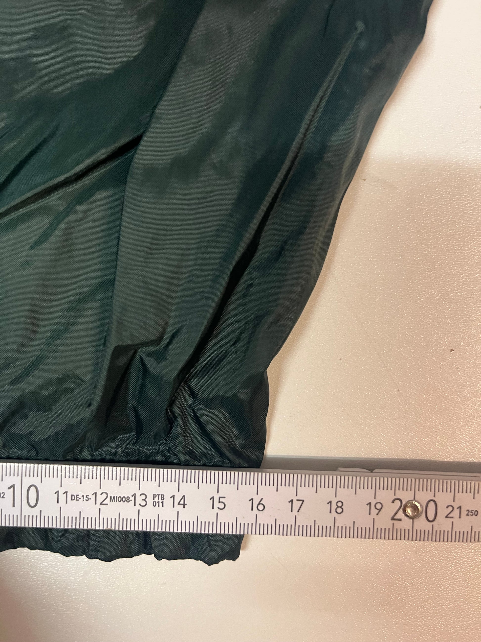 Entdecke unsere Vintage Track Pants von Nike und anderen Marken, erhältlich bei Valuxery.de - Dein Shop für trendige Vintage - Kleidung. Unsere Track Pants sind aus hochwertigen Materialien und