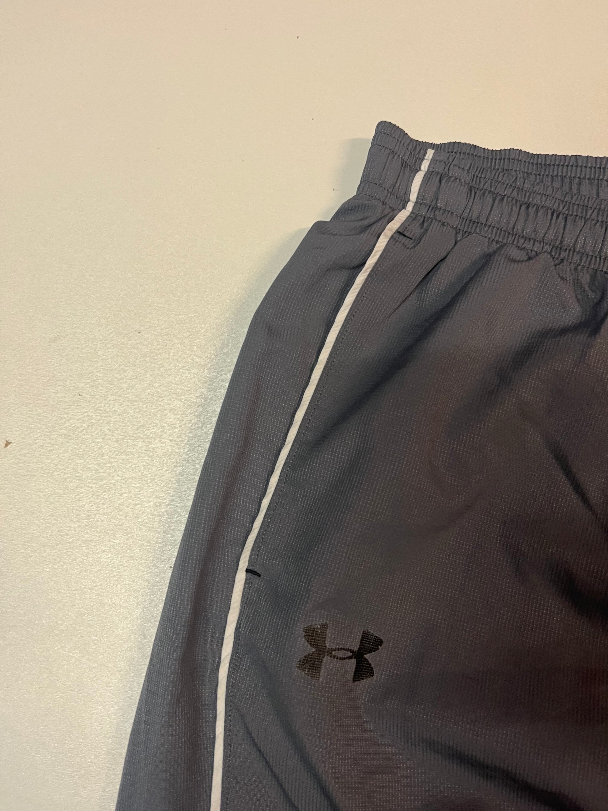Entdecke unsere Vintage Track Pants von Nike und anderen Marken, erhältlich bei Valuxery.de - Dein Shop für trendige Vintage - Kleidung. Unsere Track Pants sind aus hochwertigen Materialien und