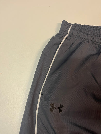 Entdecke unsere Vintage Track Pants von Nike und anderen Marken, erhältlich bei Valuxery.de - Dein Shop für trendige Vintage - Kleidung. Unsere Track Pants sind aus hochwertigen Materialien und