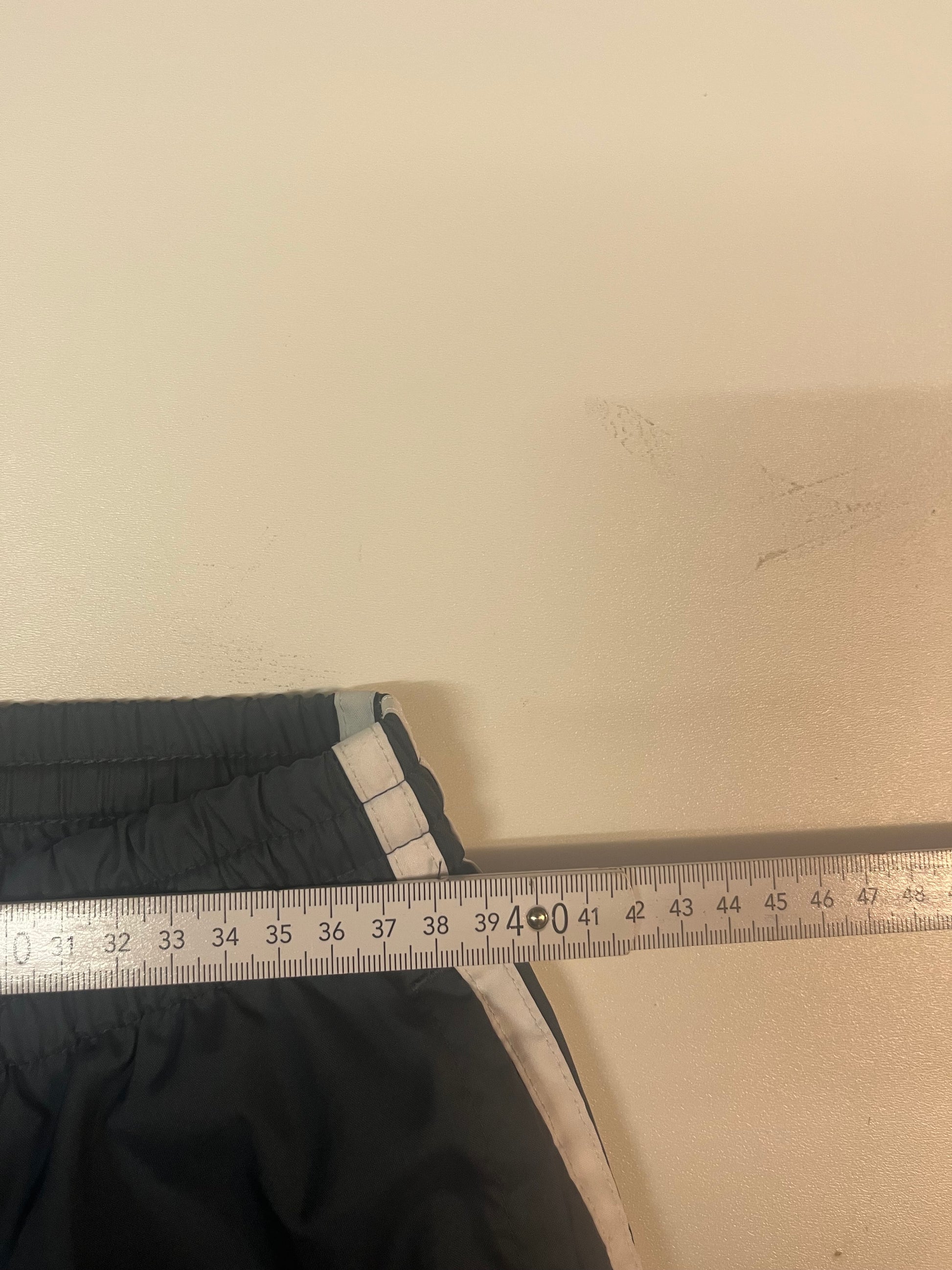 Entdecke unsere Vintage Track Pants von Nike und anderen Marken, erhältlich bei Valuxery.de - Dein Shop für trendige Vintage - Kleidung. Unsere Track Pants sind aus hochwertigen Materialien und