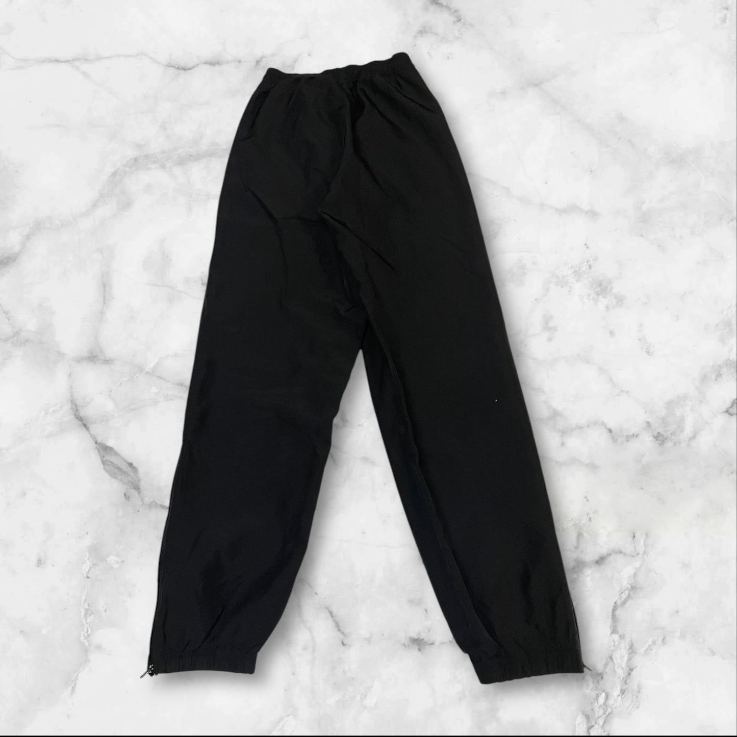 Entdecke unsere Vintage Track Pants von Nike und anderen Marken, erhältlich bei Valuxery.de - Dein Shop für trendige Vintage - Kleidung. Unsere Track Pants sind aus hochwertigen Materialien und