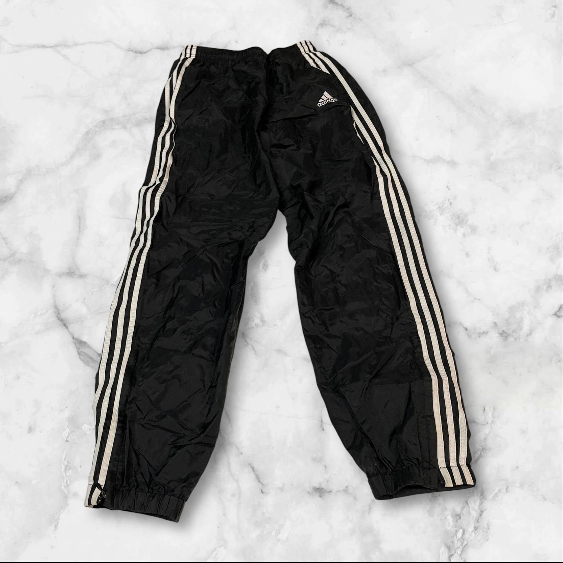 Entdecke unsere Vintage Track Pants von Nike und anderen Marken, erhältlich bei Valuxery.de - Dein Shop für trendige Vintage - Kleidung. Unsere Track Pants sind aus hochwertigen Materialien und