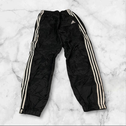 Entdecke unsere Vintage Track Pants von Nike und anderen Marken, erhältlich bei Valuxery.de - Dein Shop für trendige Vintage - Kleidung. Unsere Track Pants sind aus hochwertigen Materialien und