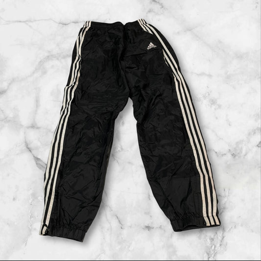 Entdecke unsere Vintage Track Pants von Nike und anderen Marken, erhältlich bei Valuxery.de - Dein Shop für trendige Vintage - Kleidung. Unsere Track Pants sind aus hochwertigen Materialien und