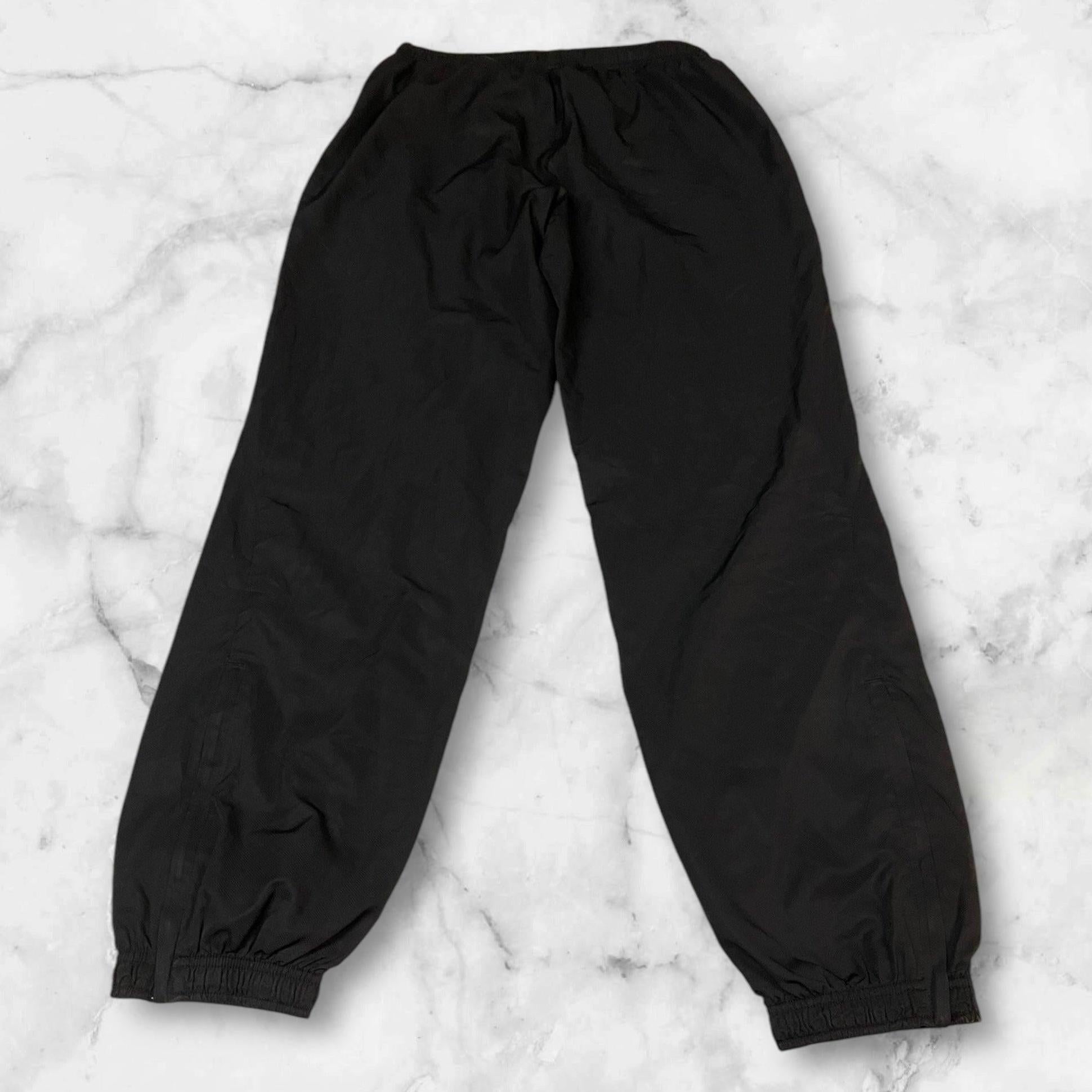 Entdecke unsere Vintage Track Pants von Nike und anderen Marken, erhältlich bei Valuxery.de - Dein Shop für trendige Vintage - Kleidung. Unsere Track Pants sind aus hochwertigen Materialien und