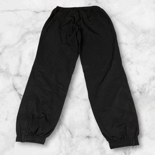 Entdecke unsere Vintage Track Pants von Nike und anderen Marken, erhältlich bei Valuxery.de - Dein Shop für trendige Vintage - Kleidung. Unsere Track Pants sind aus hochwertigen Materialien und