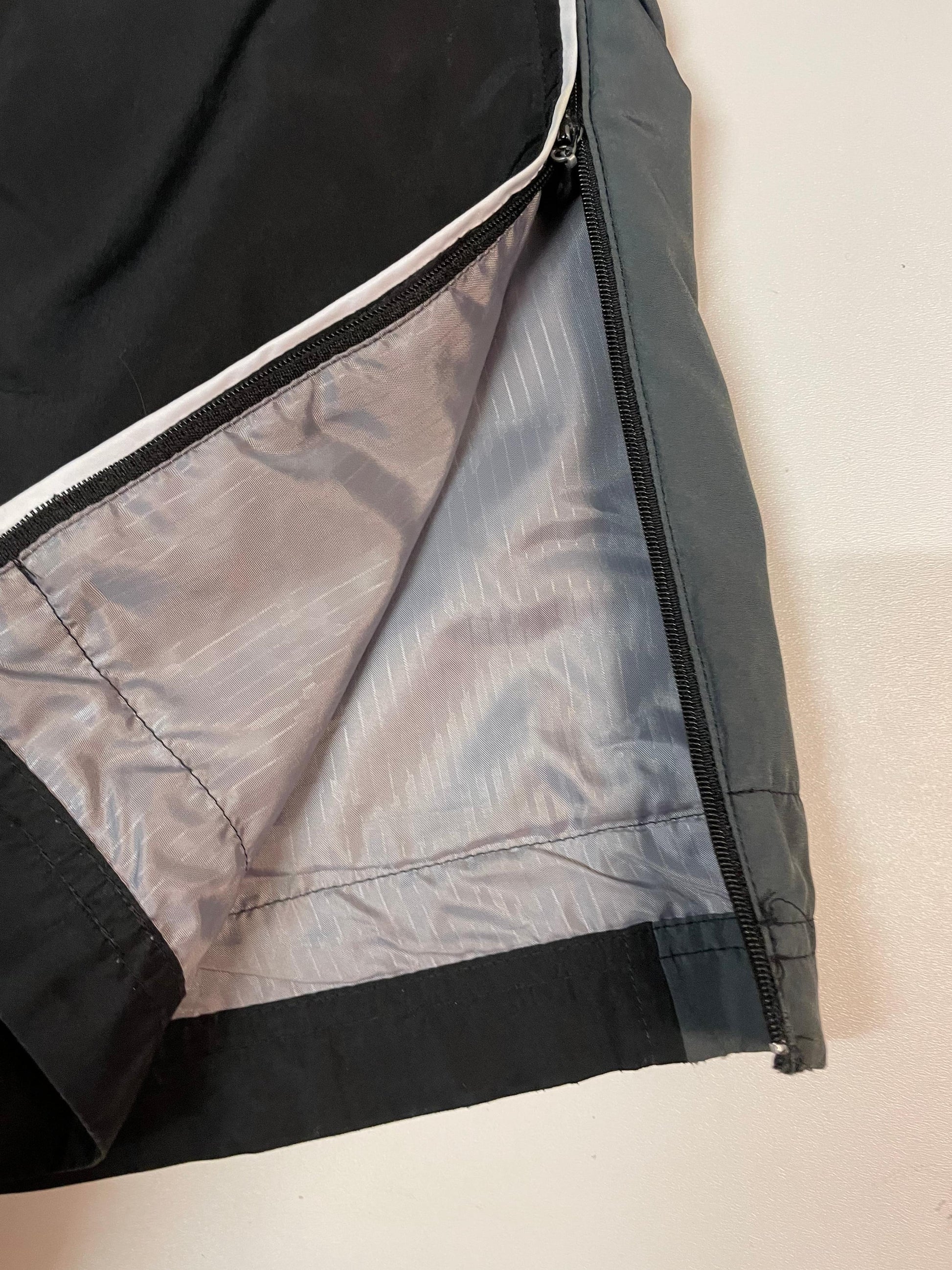 Entdecke unsere Vintage Track Pants von Nike und anderen Marken, erhältlich bei Valuxery.de - Dein Shop für trendige Vintage - Kleidung. Unsere Track Pants sind aus hochwertigen Materialien und