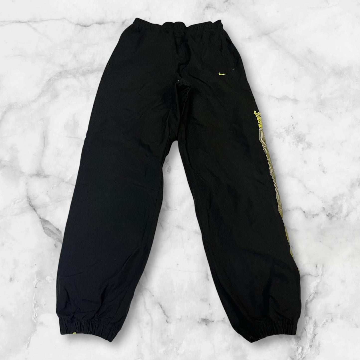 Entdecke unsere Vintage Track Pants von Nike und anderen Marken, erhältlich bei Valuxery.de - Dein Shop für trendige Vintage - Kleidung. Unsere Track Pants sind aus hochwertigen Materialien und