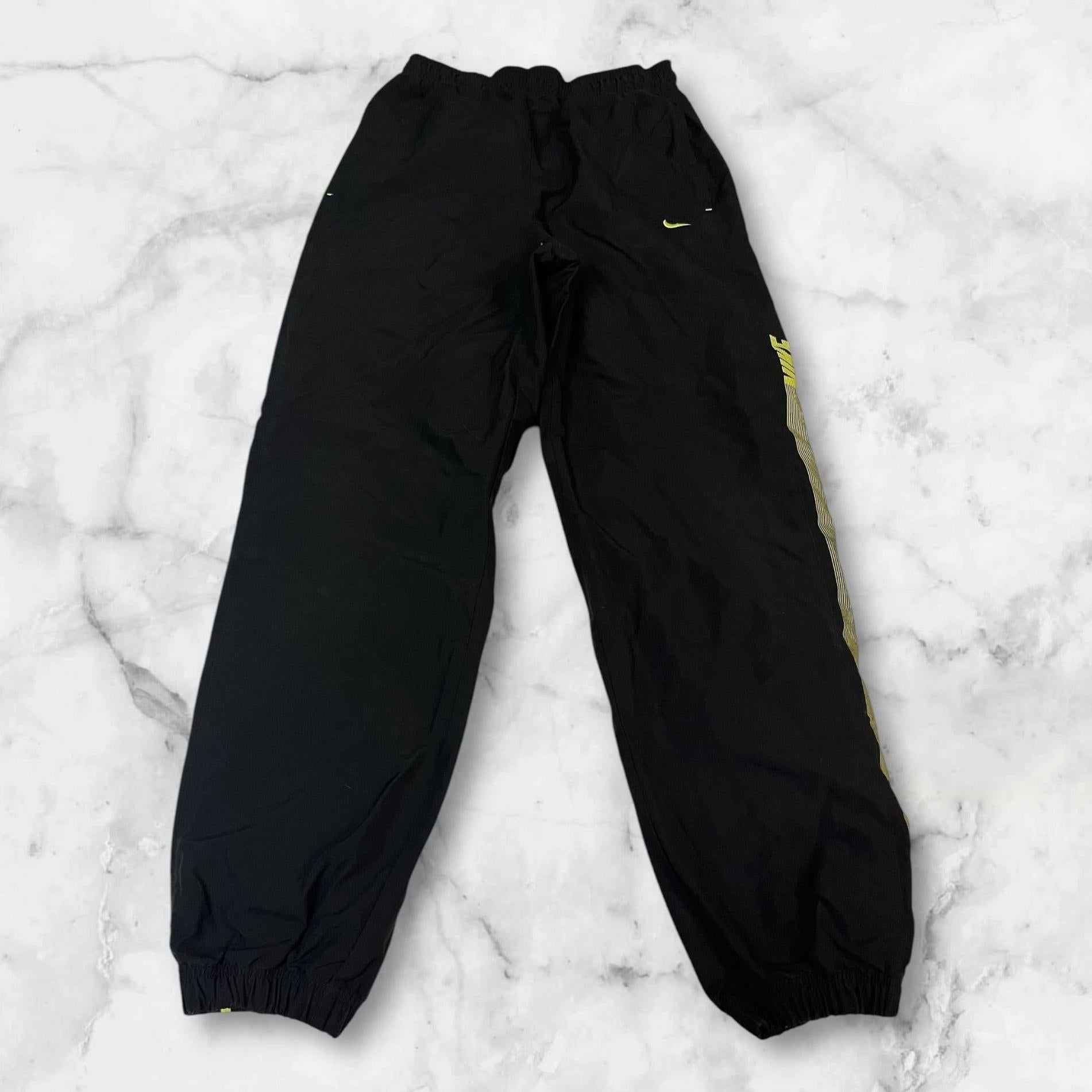 Entdecke unsere Vintage Track Pants von Nike und anderen Marken, erhältlich bei Valuxery.de - Dein Shop für trendige Vintage - Kleidung. Unsere Track Pants sind aus hochwertigen Materialien und