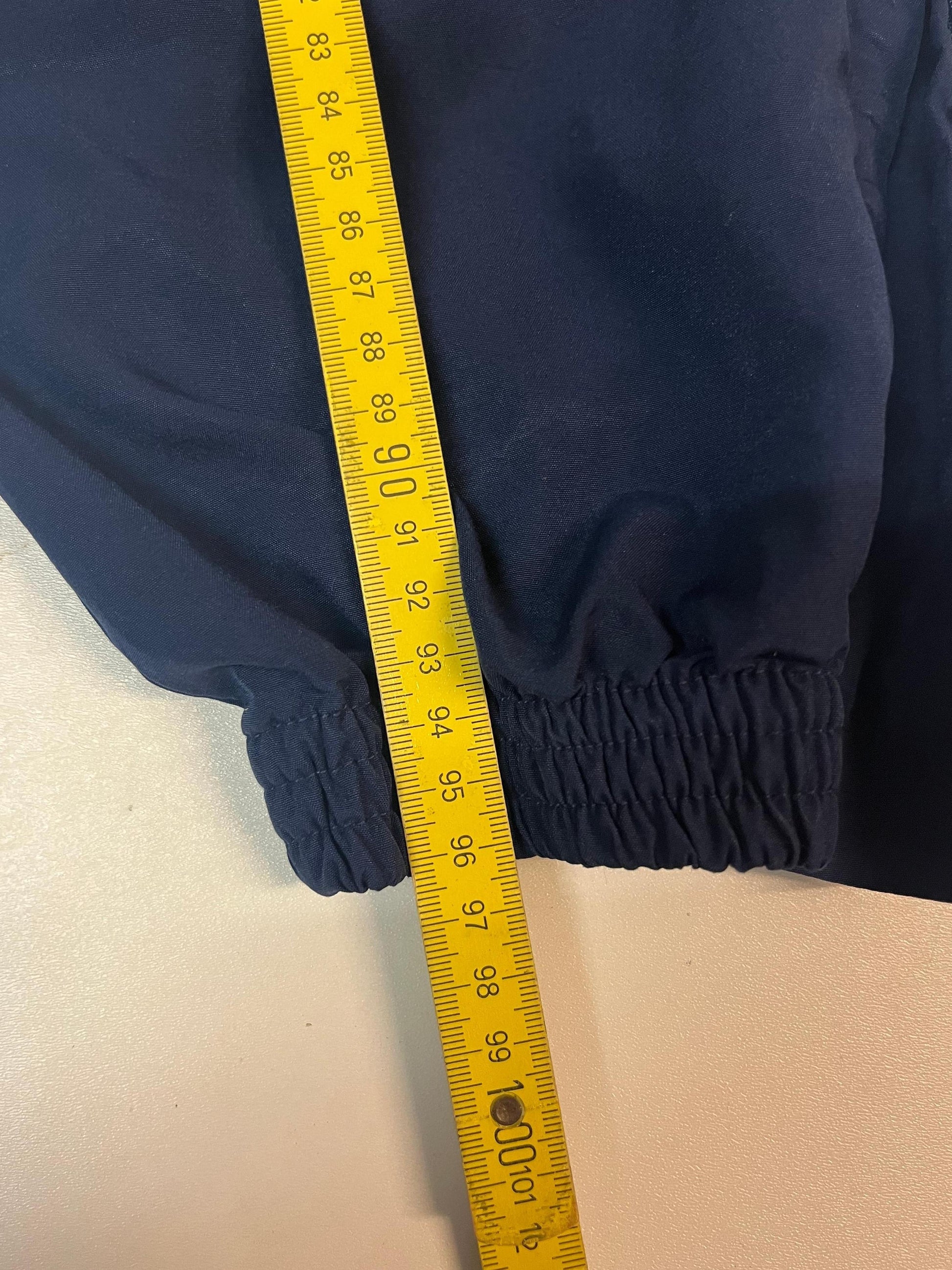 Entdecke unsere Vintage Track Pants von Nike und anderen Marken, erhältlich bei Valuxery.de - Dein Shop für trendige Vintage - Kleidung. Unsere Track Pants sind aus hochwertigen Materialien und