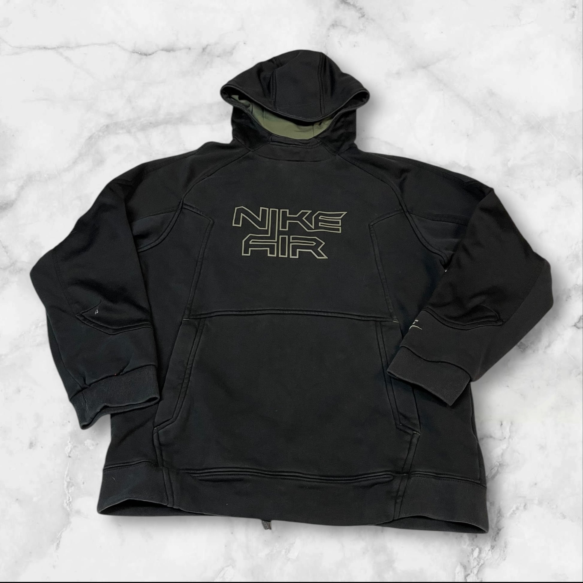 Entdecke unsere Vintage Track Pants von Nike und anderen Marken, erhältlich bei Valuxery.de - Dein Shop für trendige Vintage - Kleidung. Unsere Track Pants sind aus hochwertigen Materialien und