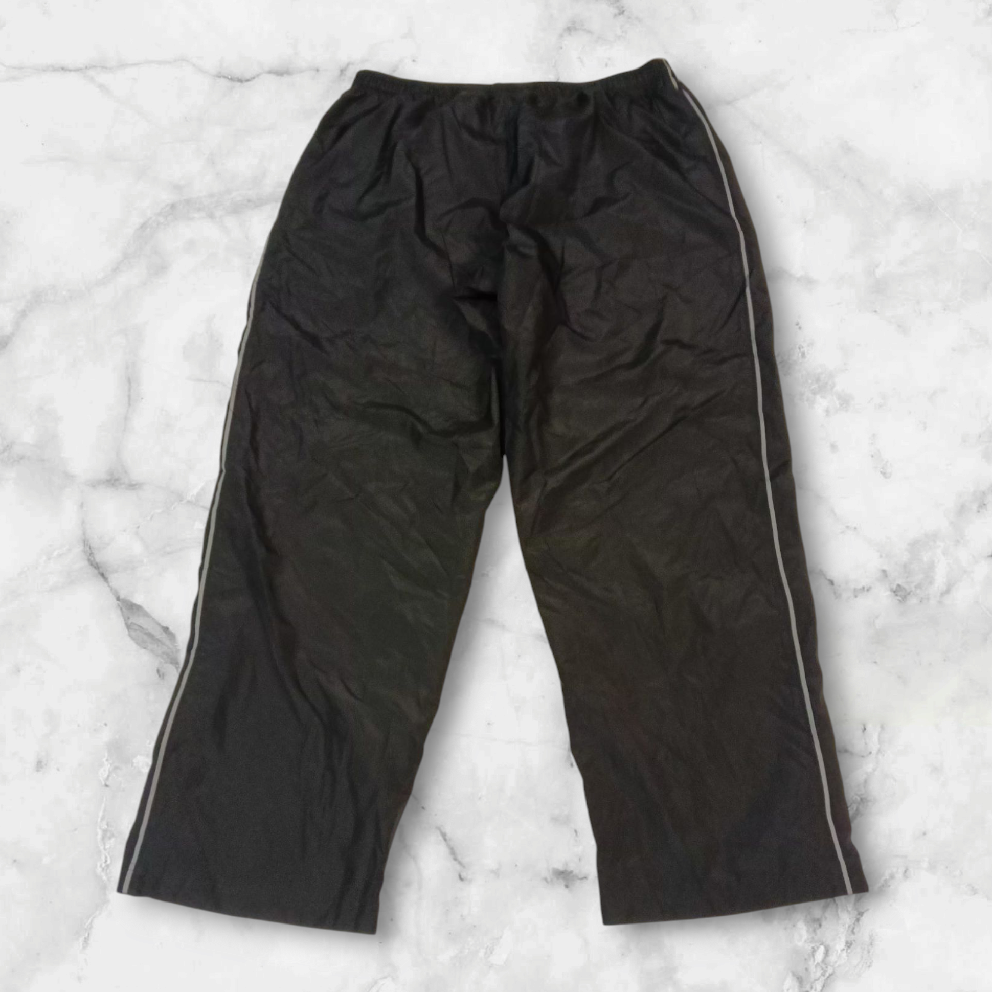 Entdecke unsere Vintage Track Pants von Nike und anderen Marken, erhältlich bei Valuxery.de - Dein Shop für trendige Vintage - Kleidung. Unsere Track Pants sind aus hochwertigen Materialien und