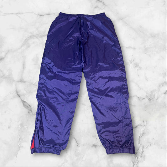 Entdecke unsere Vintage Track Pants von Nike und anderen Marken, erhältlich bei Valuxery.de - Dein Shop für trendige Vintage - Kleidung. Unsere Track Pants sind aus hochwertigen Materialien und